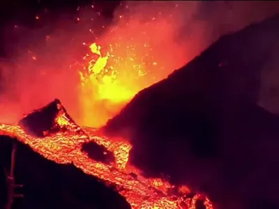 Lavă incandescentă se scurge din vulcanul La Palma în timp ce faza explozivă se intensifică / Pro TV