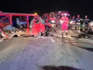 Șapte victime într-un accident între un microbuz și o mașină. Planul roșu a fost activat în Brașov Foto: IPJ Brasov