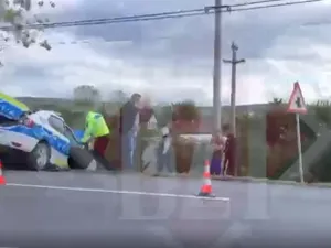 Mașină de poliție în șant - Foto: bzi.ro