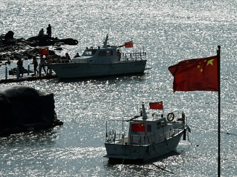 Ambarcațiuni cu turiști chienzi. În același timp, nave de rzăboi înconjoară Taiwan - Foto: Profimedia Images