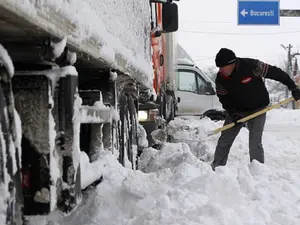 TIR blocat în zăpadă - Foto: Evenimetul Zilei