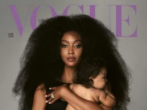 Naomi Campbell, alături de fiica ei în vârstă de nouă luni, pe coperta revistei Vogue UK. / Foto: agerpres.ro