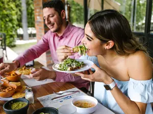 Cum a reușit un bărbat să mănânce gratis la restaurant de 19 ori. A 20 oară i s-a înfundat - Foto: Profimedia / imagine cu caracter ilustrativ