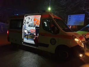 Două mașini care au încercat să evite un pieton s-au ciocnit și, în final, l-au lovit mortal/FOTO: Facebook/Ambulanta