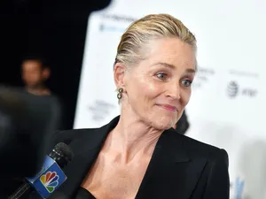 Sharon Stone are un partener de dans cu 38 de ani mai tânăr. / Foto: okmagazine.ro