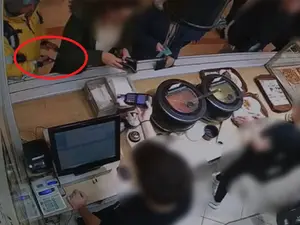 Un bprbat a fost prins în timp ce fura un telefon mobil Foto: Captură video camere de supraveghere