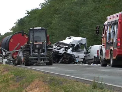 Un microbuz cu români s-a înfipt în remorca unui tractor în Ungaria: 2 morți și 9 răniți. / Foto: Info Trafic 24, Facebook