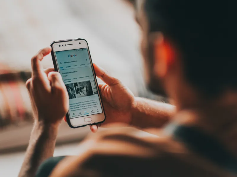 Butonând un telefon - Foto: Pexels /Matheus Bertelli - Imagine cu rol decorativ