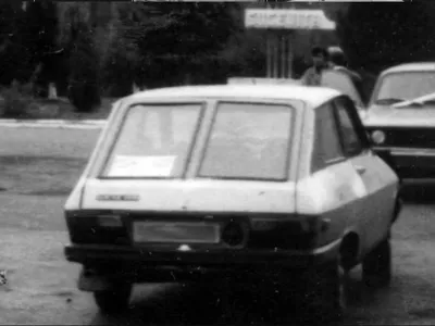 Dacia 1300 Coupe Hatchback: lunetă din 2 geamuri de autobuz. Nu s-a putut turna dintr-o bucată - Foto: automobileromanesti.ro