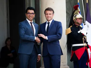 Președintele francez Emmanuel Macron îi urează bun venit lui Andry RAJOELINA, președintele Republicii Madagascar, Paris, 9 iunie 2023 Foto: Profimediaimages