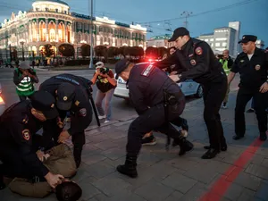 Polițiștii ruși au intervenit în forță împotriva protestatarilor la Yekaterinburg. / Foto: Profimedia