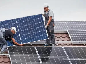 Ți-ai pus panouri fotovoltaice și vrei și baterie ca să scapi de facturi? ANAF te arde la TVA -  Foto: Istock / imagine cu rol ilustrativ