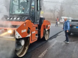 Primarul din Câmpina, cu Porsche de 110.000€ ca să verifice cum se asfaltează în campanie electorală - Foto: Arhiva / FB