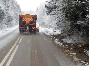 Prima ninsoare serioasă, în masivele muntoase din judeţul Hunedoara. Salvamontul recomandă prudență. / Foto: pressalert.ro