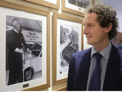 John Elkann se uită la o fotografie cu bunicul său, Gianni Agnelli - Foto: Profimedia Images