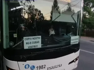 Mesaje antivaccinare, promovate de șofer în parbrizul unui autobuz din Iași. / Foto: digi24.ro