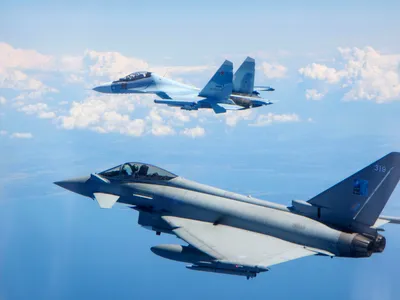 Un Typhoon al Royal Air Force interceptează un avion de luptă Su-30 Flanker al Rusiei - Foto: Profimedia Images (imagine cu caracter ilustrativ)