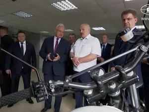 Dictatorul Aleksandr Lucaşenko, în vizită la fabrica de motociclete Minsk. / Foto: captură video