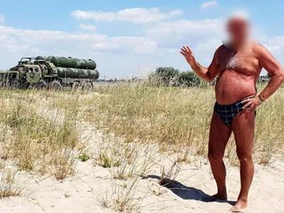 Rușii din Crimeea arată unde sunt ascunse sistemele de rachete S-400, deși este interzis - FOTO: Twitter/MrFukkew