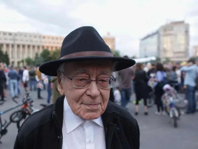 Mihai Șora, în Piața Victoriei// Foto: Inquam Photos / Octav Ganea