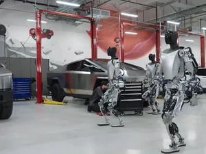 Un robot a atacat un inginer într-o fabrică Tesla - Foto: Youtube/Tesla