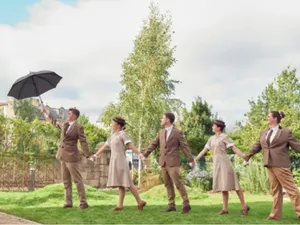 Studenți de la Norland College, a căror uniformă a fost asemănată cu ținuta lui Mary Poppins. Foto: Colegiul Norland