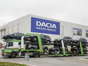 Dacia vinde de rupe, dar este obligată să oprescă producția în România. Nu are semi-conductori - Foto: INQUAM PHOTOS / Adel Al-Haddad - Imagine cu rol ilustrativ