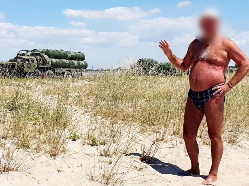 Rușii din Crimeea arată unde sunt ascunse sistemele de rachete S-400, deși este interzis - FOTO: Twitter/MrFukkew