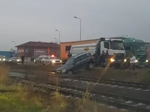 Un șofer începător a „zburat” cu un SUV Mercedes de pe Centura București pe șina de tren - Foto: Facebook/Info Trafic București și Ilfov