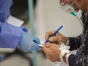 Pacient în spital conectat la oxigen. Sursa: Inquam Photos - Octav Ganea