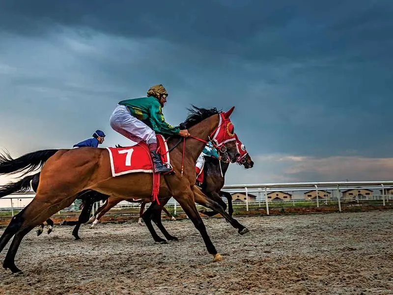 Curse de cai într-o după-amiază furtunoasă la Erbil International Equestrian Club din Erbil, capitala regiunii Kurdistan