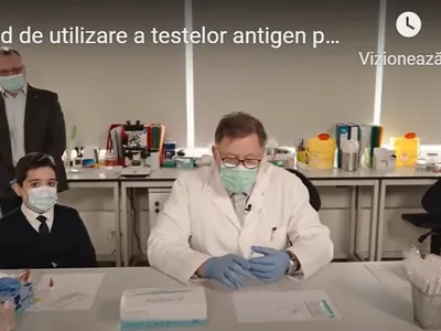 Captură video din clipul demonstrativ al MEN și MS privind administrarea unui test de salivă