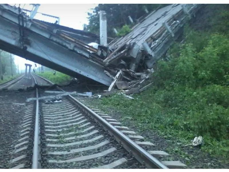 Ucrainenii au aruncat în aer un pod, tăind aprovizionarea cu tehnică militară a rușilor/foto: uamap