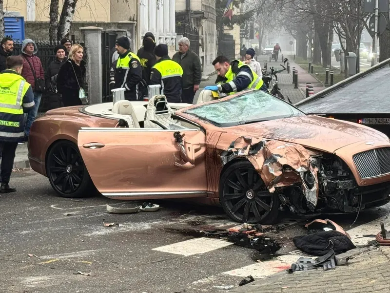 Bentley de 300.000 €, răsturnat în centrul Ploieștiului. A lovit și un Land Cruiser - Foto: Facebook/Generatia Lui John