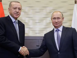 Vladimir Putin a ieșit din autoizolare pentru a se întâlni cu Erdogan pe malul Mării Negre, la Soci. / Foto: tass.com