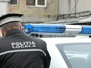 Un polițist local din Buzău a furat două sticle de vin, ascunzându-le în rucsac. / Foto: realitateadebuzau.net