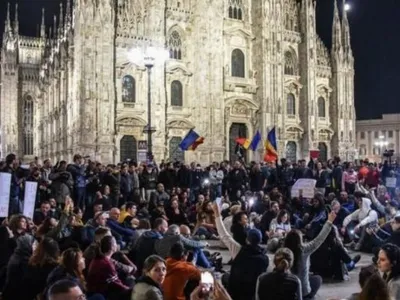 La protestele din Milano au fost și anti-vacciniști care au fluturat steagurile României. FOTO: gazetaromaneasca,it