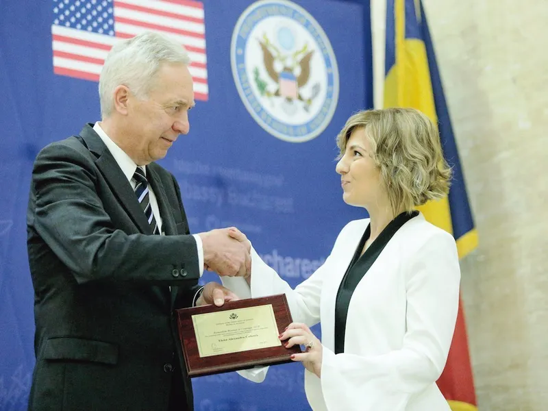 Elena Calistru, premiată, în mai 2018, de ambasadorul SUA, Hans Klemm, pentru curaj