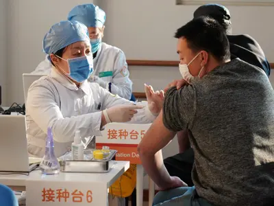 Numai la Beijing peste 73.000 de persoane au primit deja prima doză de vaccin de vineri până duminică/FOTO: xinhuanet.com