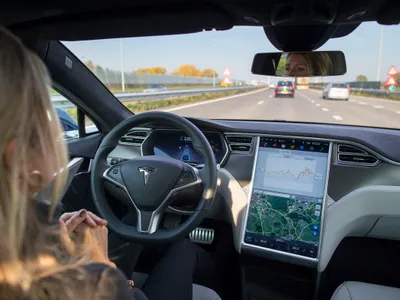 NHTSA investighează oficial modelele Tesla pentru accidentele cu „celebrul” pilot automat activ. / Foto: theverge.com