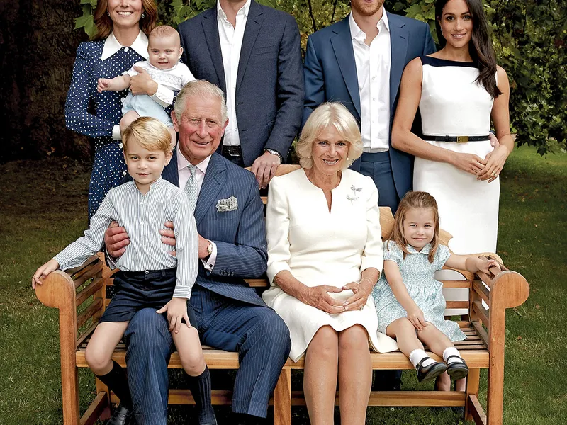 TOȚI ÎN FAMILIE  O reuniune regală - Charles, Camilla, William, Katherine și copiii lor, Harry și Meghan - în vremuri aparent mai fericite, în jurul anului 2018, înainte ca tensiunile, în special între frați, să izbucnească în public