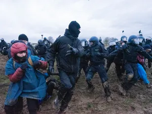 De patru zile, poliţia acţionează pentru a elibera Lutzerath astfel încât localitatea să poată fi demolată pentru a face loc extinderii unei mine de cărbune. / Foto: Profimedia