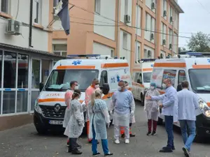 Coadă de ambulanţe la Infecţioase. Nu mai este nici un loc liber/FOTO: ziaruldeiasi.ro