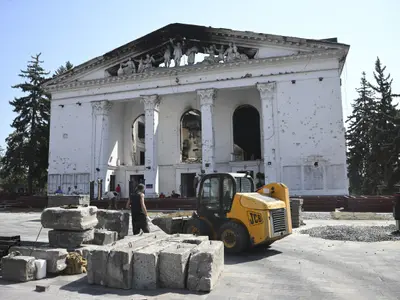 Rușii demolează teatrului dramatic din Mariupol. Vor să ascundă cele peste 300 crimele comise - FOTO: Profimedia