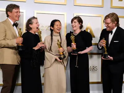 Peter Spears, Frances McDormand, Chloe Zhao, Mollye Asher, and Dan Janvey, au câștigat premiul Oscar pentru cel ami bun film cu "Nomadland" Foto: gettyimages