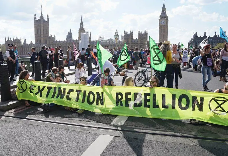 Ecologiștii Extinction Rebellion au paralizat Londra, blocând patru poduri în numele climei. / Foto: bbc.com