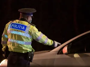 Un polițist oprește o mașină în trafic (martie 2020) FOTO: INQUAM PHOTOS/Bogdan-Ioan Buda