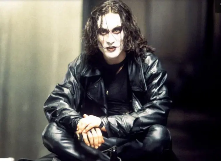 Brandon Lee a murit pe platoul filmului „The Crow”/foto: deadline