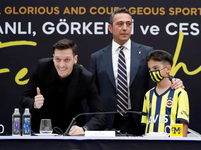 Mesut Ozil și președintele Ali Koc de la Fenerbahce în timpul semnării unui contract/ Foto: REUTERS