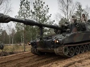 Obuzierul autopropulsat M 109 este de producție americană